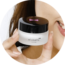 「elebelle(エレベル)シルキースキンカバー」持つ女性イメージ画像